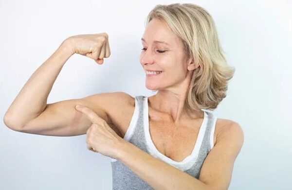 Mujer mostrando músculo | Cómo combatir la pérdida de masa muscular
