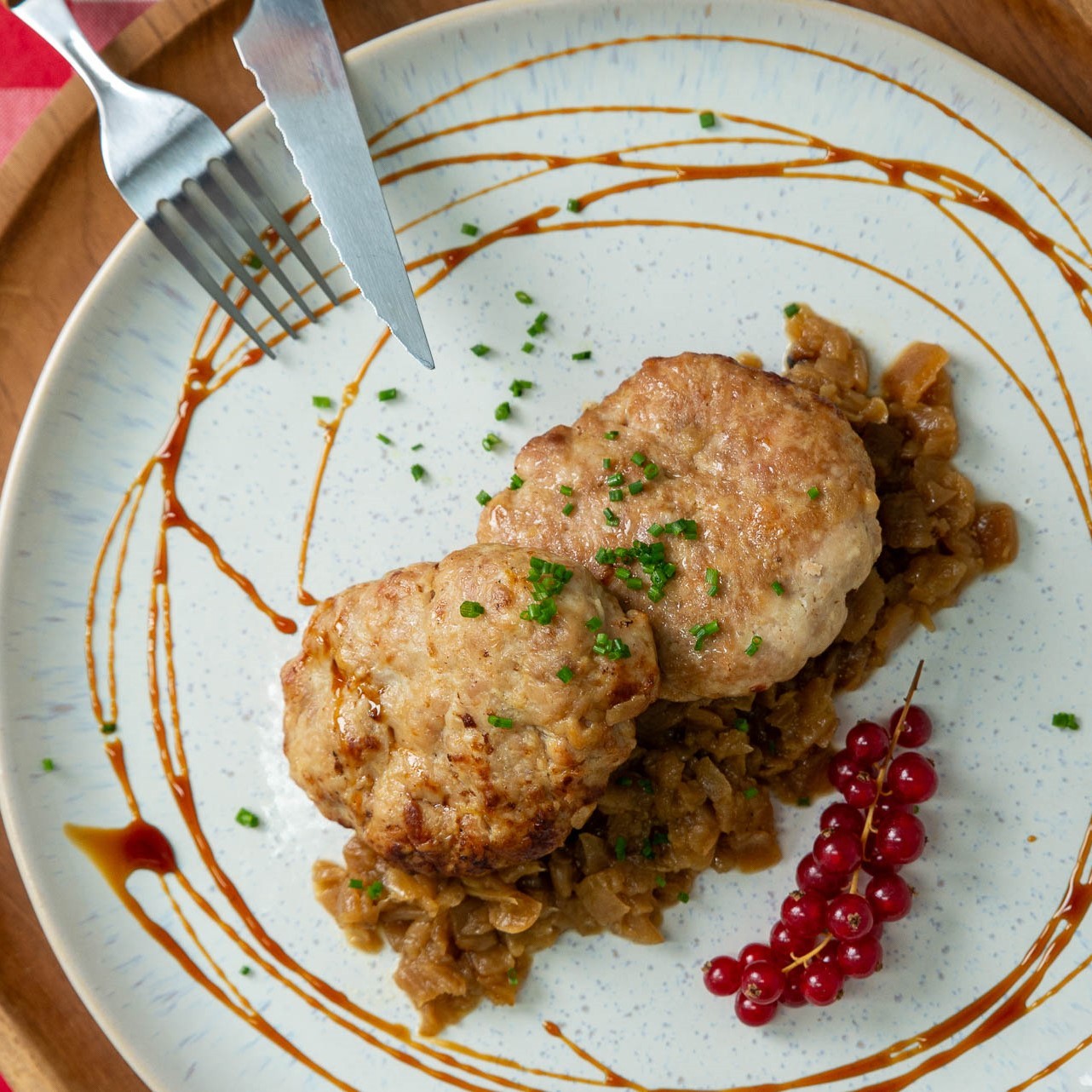 Hamburguesas de pollo con cebolla confitada