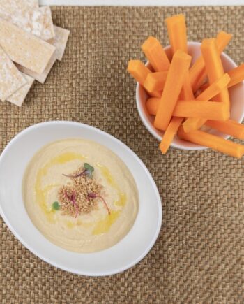 Hummus clásico con bastones de zanahoria