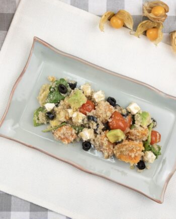 Ensalada de quinoa, boniato asado y espinacas