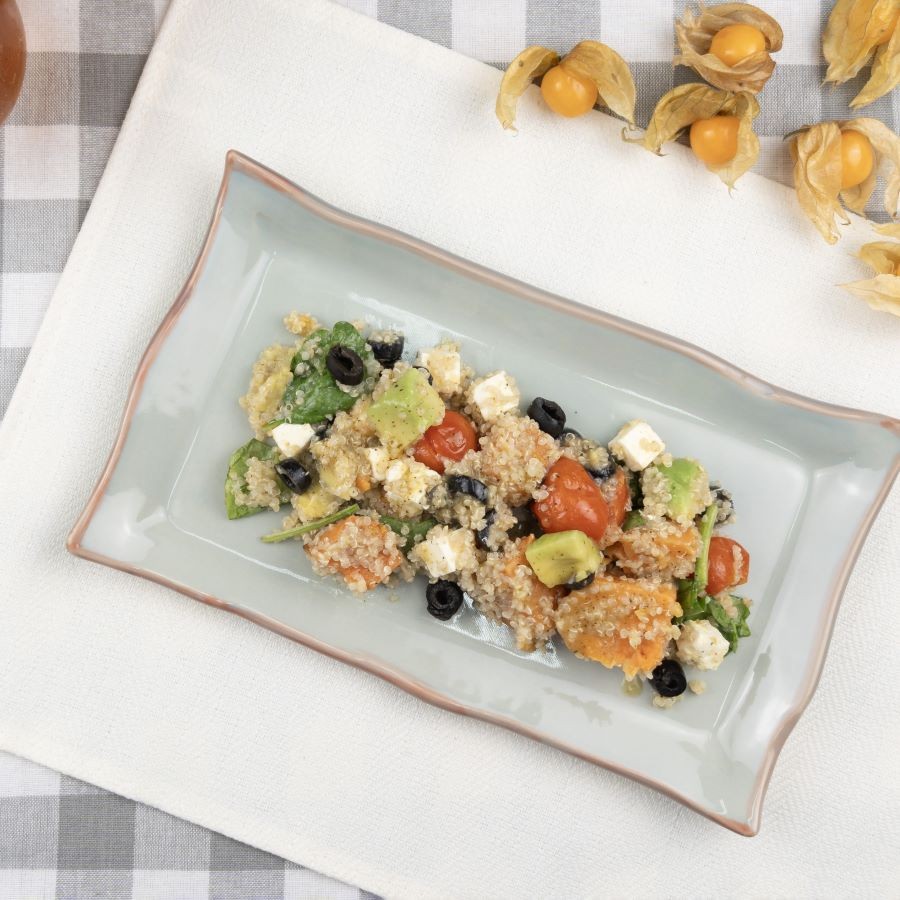 Ensalada de quinoa, boniato asado y espinacas